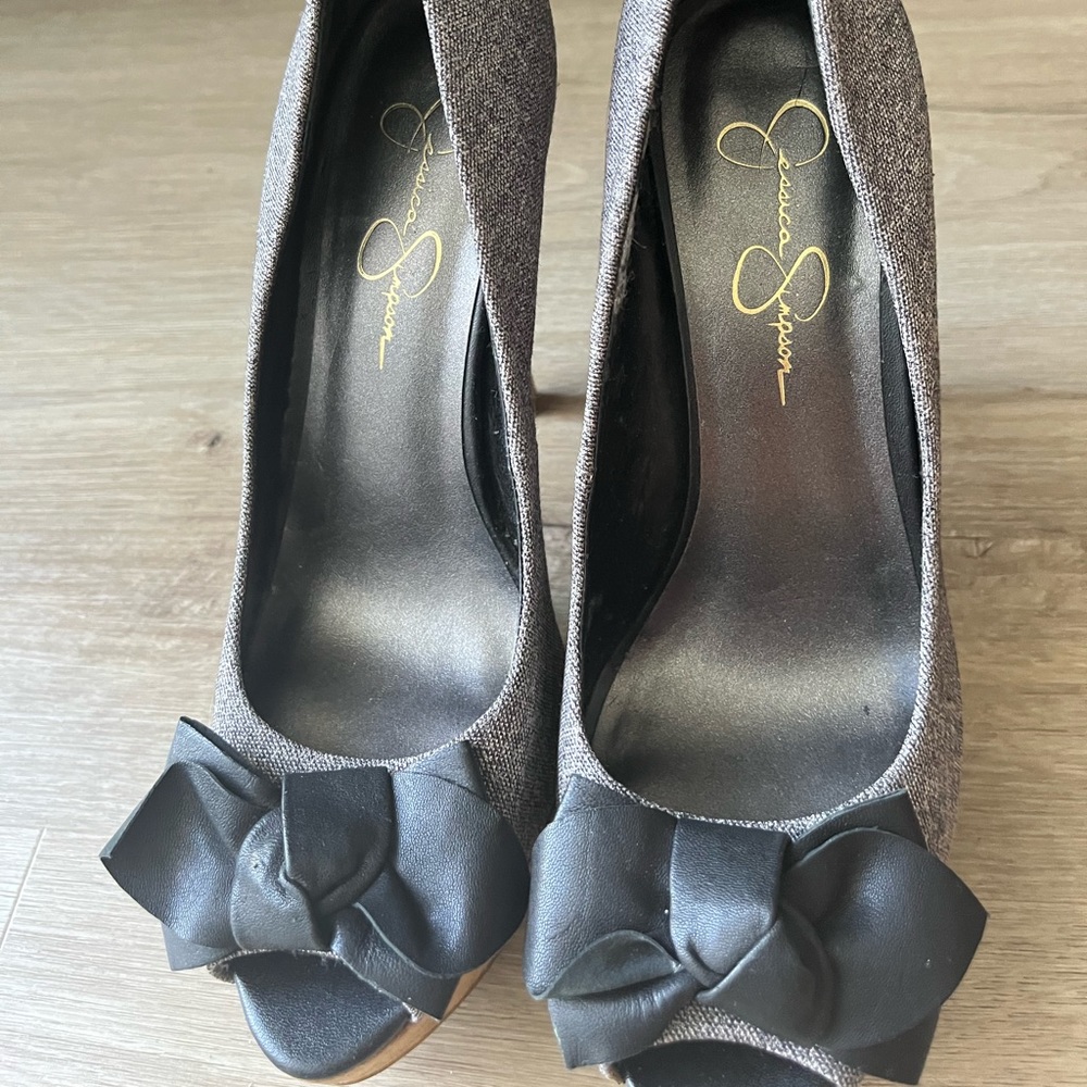 Jessica Simpson grey high heels use